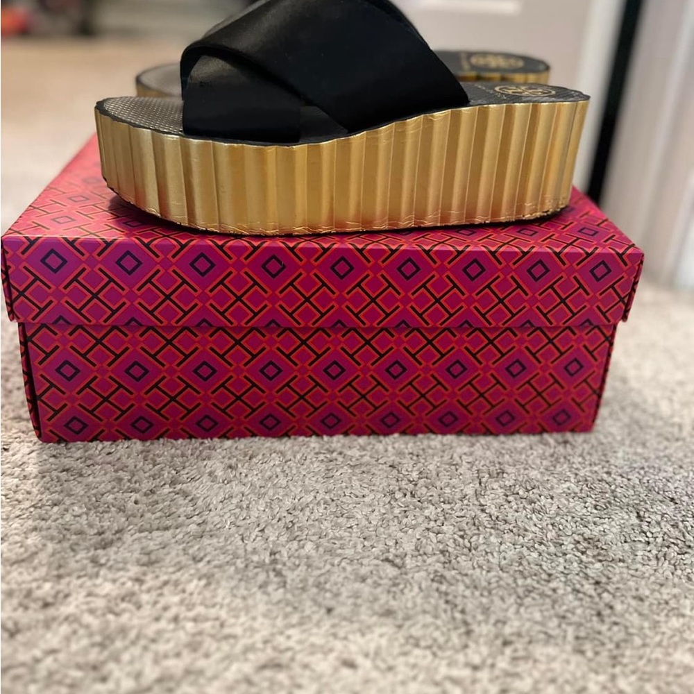 Authentic Tory Burch scalloped wedge slide. Great condition!